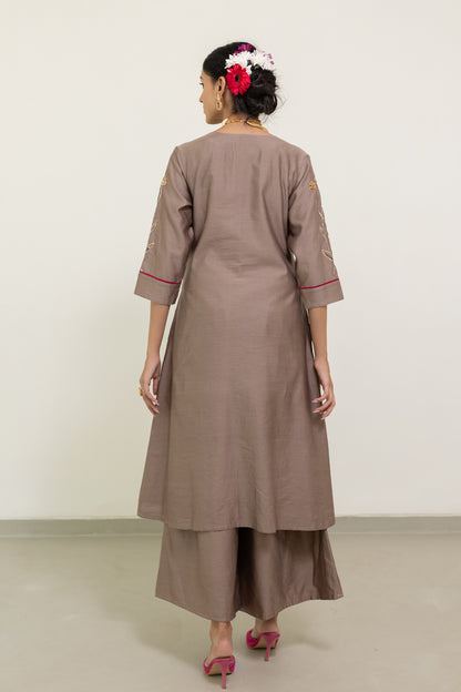 Chhayaa Embroidered Kurta Set