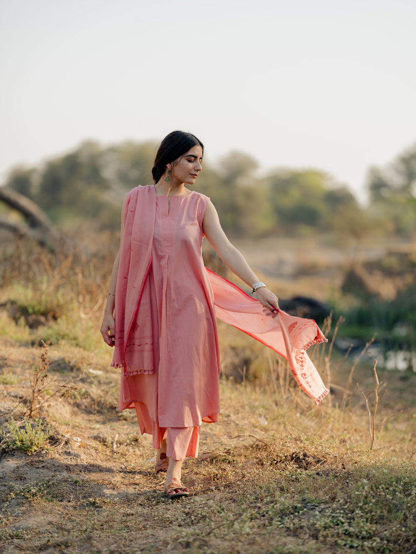 Chanderi threadwork kurta and dupatta set available at The Lotus Collective  on Ins… | Fashion photography poses, Portrait photography poses,  Photography poses women